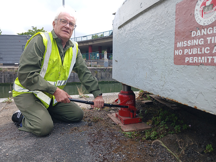 June26 Howard lifts 50 Tonnes all on his own